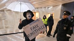 Před nově otevřenou Kunsthalle Praha se v úterý konala protestní akce s názvem Shromáždění na podporu umění - workshop artwashingu, kterou uspořádala Společnost pro lepší současnost