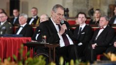 Prezident Miloš Zeman oznámil, že v říjnu vyznamená prezidenta Ukrajiny Volodymyra Zelenského