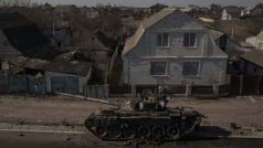 Zničený tank poblíž města Brovary severně od Kyjeva