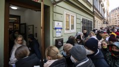 Váleční uprchlíci z Ukrajiny čekají před Úřadem práce na pražském Žižkově