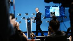 Tajemník Jens Stoltenberg na tiskové konferenci během summitu NATO