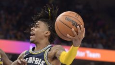 Ja Morant z Memphisu útočí přes Draymonda Greena z Golden state