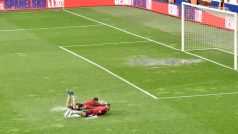 Hráči Sparty se kloužou po mokré trávě stadionu Miroslava Valenty v Uherském Hradišti