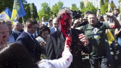 Ruského velvyslance v Polsku Sergeje Andrejeva demonstranti polili červenou barvou