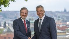 Předseda české vlády Petr Fiala (vlevo) a rakouský kancléř Karl Nehammer se setkali 17. května 2022 v Kramářově vile, Praha.