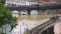 Z dnes opraveného Negrellho viaduktu bylo vidět zatopené ústřední autobusové nádraží Florenc, karlínský Sokol nebo Hudební divadlo Karlín.