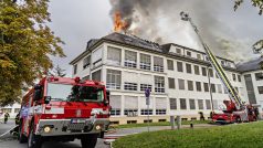 Požár střechy pavilonu Ústřední vojenské nemocnice v Praze