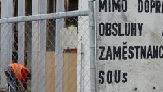 Pří bourání školy v Třebíči se mohli lidé nadýchat karcinogenního azbestu, tvrdí znalkyně.