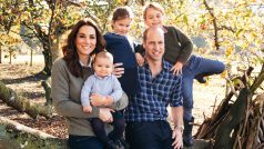Princ William s manželkou Kate, pětiletým synem Georgem, tříletou dcerou Charlotte a synem Louisem, který se narodil letos v dubnu.