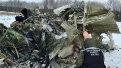 Fotografie zveřejněné ruským ministerstvem, ukazují trosky ruského vojenského letounu II-76