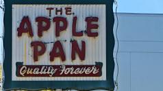 The Apple Pan v Los Angeles je přesně to místo, kde se začala psát v roce 1947 kapitola jedinečné kultury přípravy a podávání dokonalých hamburgerů a jablečných koláčů