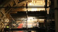 V Pantheonu Národního muzea už jsou opravené některé
stropy a štuky a restaurátoři stále pracují.