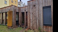 Pasivní dům obložený dřevem, který stojí v jednom z vnitrobloků na pražské Letné