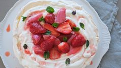 Pavlova, bezé s náplní rebarbory a jahod v zakysané smetaně