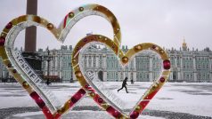 Svítící instalace v podobě dvou srdcí vyrostla před několika dny na známém petrohradském Palácovém náměstí.