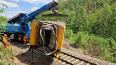 Technici vyprošťují dva vozy vykolejené vlakové soupravy u Klínce u Prahy