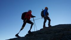 Horolezec Jamie Andrew zvládl bez rukou a nohou to, na co řada lidí ani nepomyslí. Zdolal třeba Matterhorn nebo Kilimandžáro