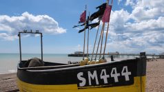 Pobřeží na jihu Anglie ve Worthingu je vyhledávanou destinací pro milovníky rybích pochoutek i art deco stylu krásných rybářských loděk