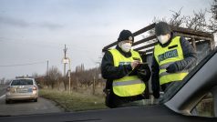 Policie kontroluje doklady na hranici okresu.