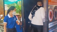 Povinná dezinfekce při vstupu na autobusový terminál v Phnompenh