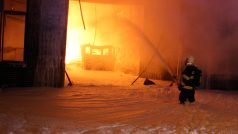 Průmyslovou halu v Otrokovicích zasáhl požár. Vybuchovaly tlakové lahve, hasičům se tavily masky
