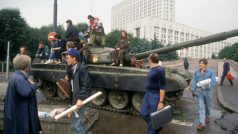 Tank a barikády s dobrovolníky, kteří brání ruský Bílý dům v roce 1991