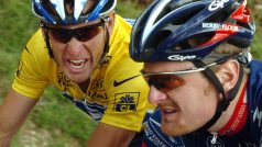 Lance Armstrong debatuje se svým někdejším týmovým parťákem Floydem Landisem