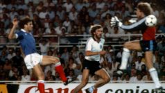 Harald Schumacher (vpravo) těsně před tím, než brutálně zfauloval francouzského hráče Patricka Battistona (vlevo) na mistrovství světa v roce 1982