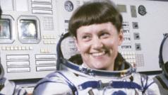 Světlana Savická, druhá žena ve vesmíru a první, která vystoupila do volného prostoru, s kolegy z mise.