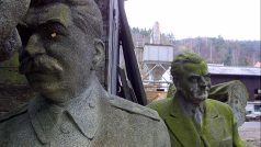 Sochy Josifa Stalina a Klementa Gottwalda v Březové u Karlových Varů.