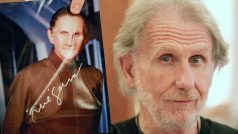 Rene Auberjonois s fotografií své postavy Oda ze seriálu Hluboký vesmír 9 (Deep Space Nine) ze slavné série Star Trek.