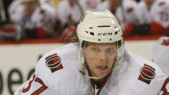 Kanadský útočník Corey Locke (na sníku v roce 2010 v dresu Ottawy) posílil hokejisty Pardubic