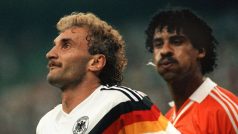 Svatojánský večer v Miláně v roce 1990: Frank Rijkaard (vpravo) plive na Rudiho Völlera v osmifinále mistrovství světa