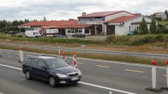 Motocentrum bratrů Bratrnánkových u dálnice D3 u Tábora na snímku z roku 2013.