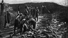 Hromadný pohřeb 300 000 Arménů zabitých během masakrů mezi lety 1894 až 1896