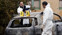 Italští vyšetřovatelé zkoumají vyhořelé auto, v němž byla nalezena tři těla včetně ostatků tříletého chlapce - podle vyšetřovatelů obětí soupeření znepřátelených klanů v rámci &#039;Ndranghety (leden 2014).