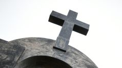 Pomník Jana Pavla II. s křížem, který vzbuzuje kontroverze