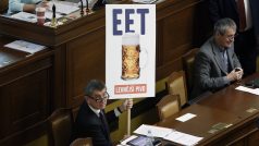 Jednání Poslanecké sněmovny 29. ledna 2016. Na snímku Andrej Babiš a transparent EET - levnější pivo