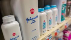 Karcinogenní kosmetika? Dětský pudr Johnson &amp; Johnson na pultu drogerie v New Yorku (archivní snímek z února 2016).