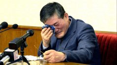 Snímek zveřejněný severokorejskou agenturou KCNA 25. března 2016 zachycuje korejského Američana Kim Dong-chula na tiskové konferenci v Pchjongjangu. V Severní Koreji uvězněný Kim se na konferenci přiznal k pokusu ukrást vojenská tajemství KLDR. Kim je občanem USA od konce 80. let . Během svého severokorejskými úřady režírovaného přiznání žádal o milost; dnes, o tři roky později, je stále vězněm KLDR.