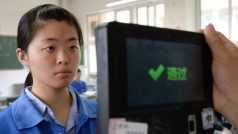 Čtečka obličejů v praxi: učitel ověřuje identitu studentů, kteří se přihlásili na testovací přijímací zkoušky na vysokou školu (Chan-tan, severočínská province Che-pej, červen 2017).
