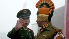 Čínský (vlevo) a indický voják v indicko-čínském pohraničí (archivní ilustrační snímek).