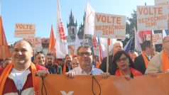 Pochod Prahou za vyšší mzdy loni na podzim v rámci předvolební kampaně ČSSD. Na snímku: zleva Jan Birke, Lubomír Zaorálek a Michaela Marksová
