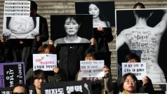 &quot;Kriminalizace potratů je protiústavní.&quot; &quot;Žena má mít právo volby.&quot; &quot;Zrušte zpátečnické ustanovení o zločinnosti potratů.&quot; Jižní Korea nahlas promluvila o bolestivé otázce potratů.