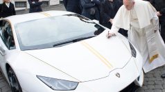 Papež František a bílý model vozu Lamborghini Huracán, který dostal od italské automobilky