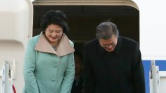 Jihokorejský prezident Mun Če-in a jeho manželka Kim Čong-suk zdraví po příletu do Číny tradiční úklonou hlavou.