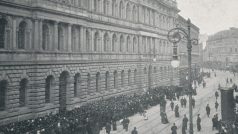 Národní třída, fronta před palácem Böhmische Sparcasse (České spořitelny; dnešní budovy Akademie věd) 3. února 1959.