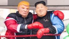 Po bilaterálních rozhovorech mezi Kim Čong-unem a šéfem Modrého domu čili jihokorejským prezidentem Mun Če-inem má následovat Kimova květnová schůzka s Donaldem Trumpem. Zatím však není nic jisté - a hlavy USA a KLDR jsou si zatím nablízku jen v nápodobách, jako třeba na tomto snímku z březnových oslav Dne svatého Patrika.