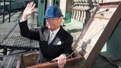Na hlavě modrá helma a nohy vysoko nad zemí: Karel XVI. Gustav minulý týden dokázal, že se výšek nebojí. Na střechu královského paláce ve Stockholmu totiž pomáhal instalovat solární panely, které předloni dostal k 70. narozeninám.
