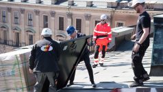 Až bude hotovo, mají tyhle černé obdélníky, jejichž úkolem je přetavit sluneční svit na elektřinu, zajistit královskému paláci ve Stockholmu více než desetinu každoroční spotřeby energie.